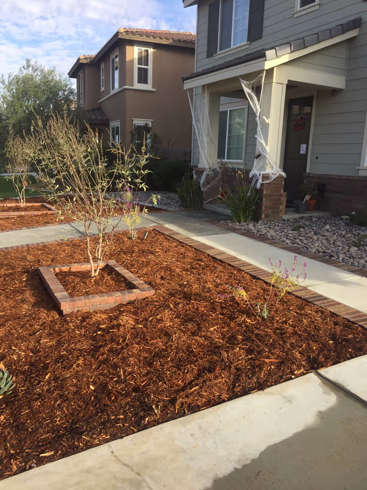 Residential Concrete Planters Flatwork Walkways — photo 11
